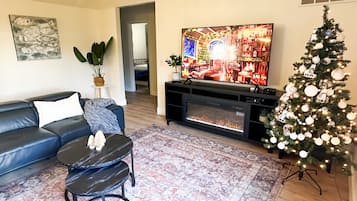 Smart TV, fireplace