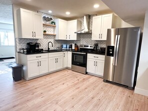 Réfrigérateur, micro-ondes, four, plaque de cuisson