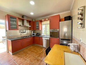 Kühlschrank, Mikrowelle, Ofen, Geschirrspüler