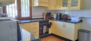 Refrigerador, microondas, horno y cafetera y tetera 