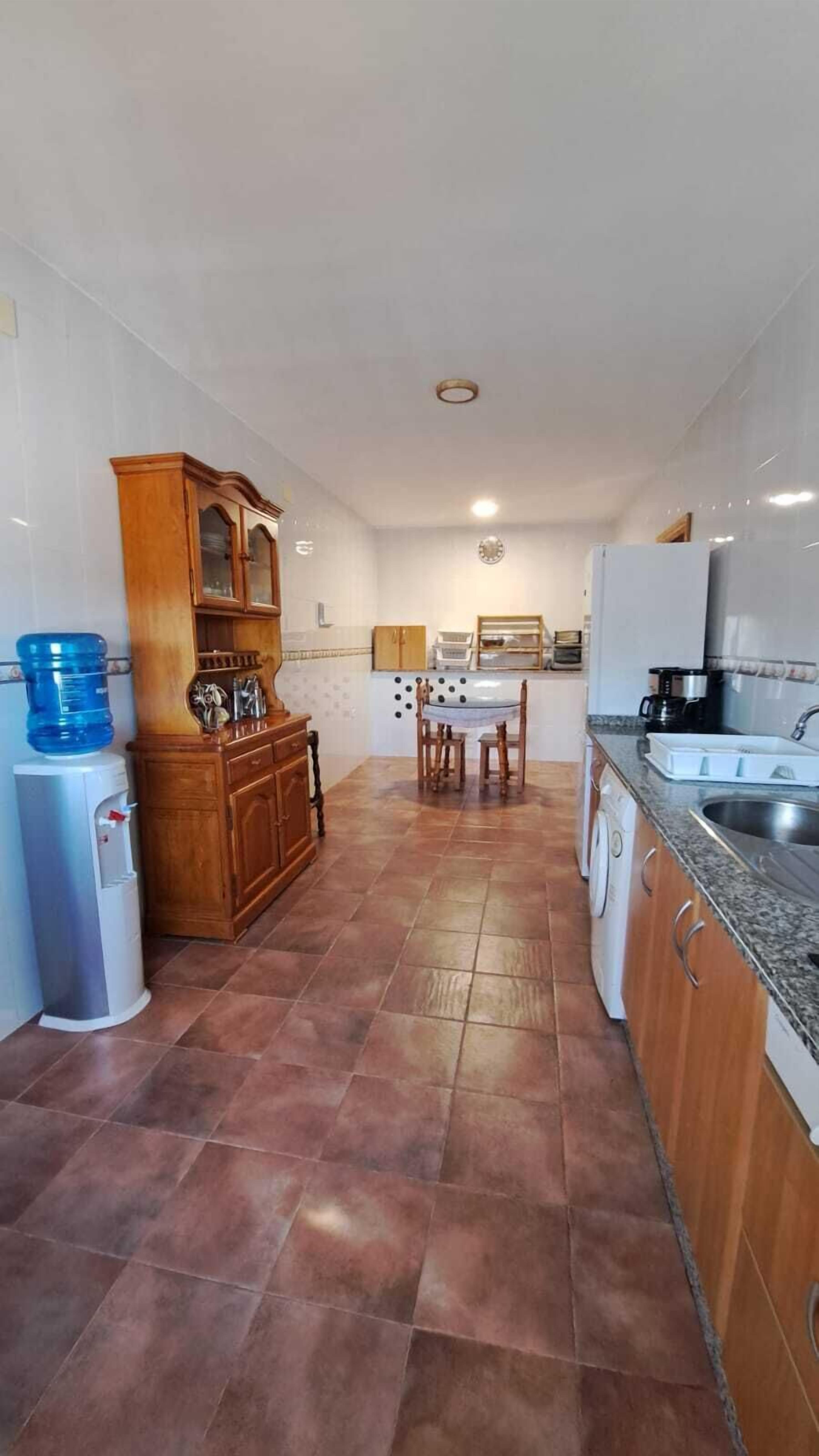 Kjøleskap, mikrobølgeovn, kaffetrakter/tekoker og kjøkkenutstyr