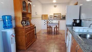 Kjøleskap, mikrobølgeovn, kaffetrakter/tekoker og kjøkkenutstyr