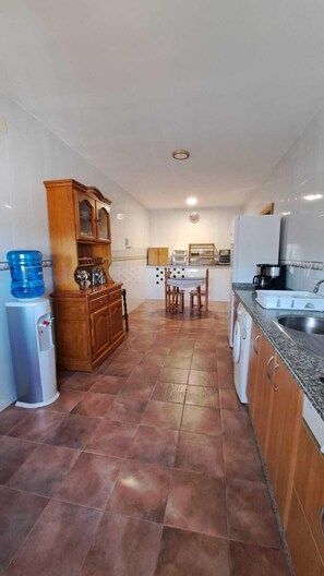 Kühlschrank, Mikrowelle, Wasserkocher mit Kaffee-/Teezubehör