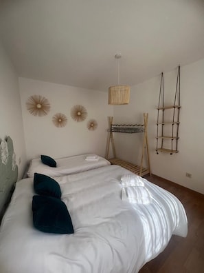 4 habitaciones, tabla de planchar con plancha y ropa de cama 