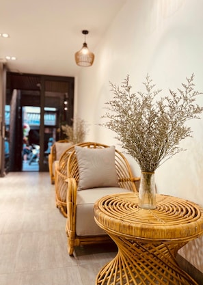 45-inch Smart TV with satellite channels, streaming services - Lanha Hotel-Homestay (Hanoi)