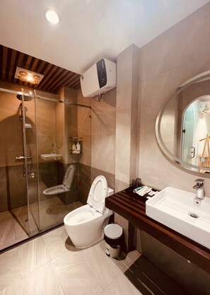 Standard Room | Bathroom | Combined shower/tub, rainfall showerhead, free toiletries, hair dryer