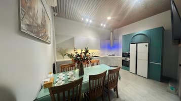 Frigobar, microondas, horno, placa de cocina