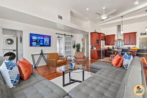 Smart-TV, Kamin, Videospiele, Tischfußball