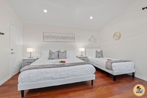 5 Schlafzimmer, Schreibtisch, Bügeleisen/Bügelbrett, Reisekinderbett