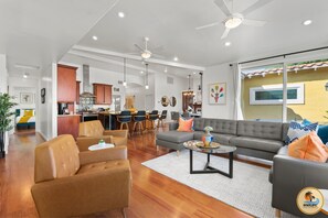 Smart-TV, Kamin, Videospiele, Tischfußball