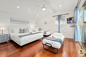 5 slaapkamers, een bureau, een strijkplank/strijkijzer, reisbedje
