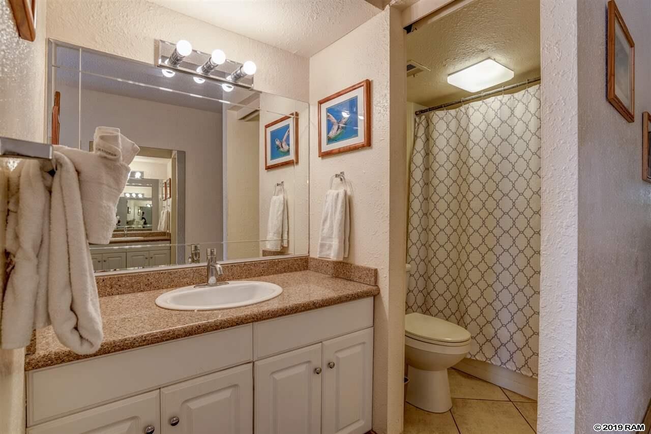 Condo clásico, 1 cama King size y sofá cama | Baño | Tina con regadera, amenidades de baño gratuitas, secadora de cabello 