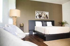 1 dormitorio, tabla de planchar con plancha, wifi y ropa de cama