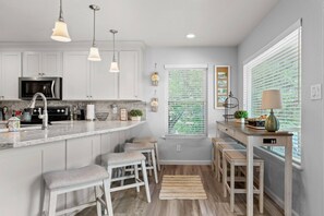 冷蔵庫、電子レンジ、オーブン、コンロ