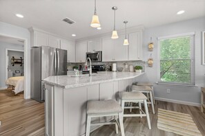 Réfrigérateur, four à micro-ondes, un four, surface de cuisson