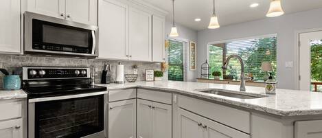 Refrigerador, microondas, horno y parrilla de estufa