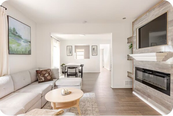 Fireplace - Midtown Mini Hideaway: NEW LISTING!!
Cozy House/ Free parking/ Fast Wifi (Minneapolis)