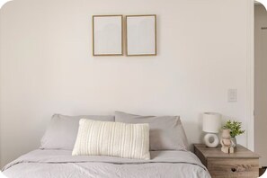 3 bedrooms, iron/ironing board, WiFi, bed sheets - Midtown Mini Hideaway: NEW LISTING!!
Cozy House/ Free parking/ Fast Wifi (Minneapolis)