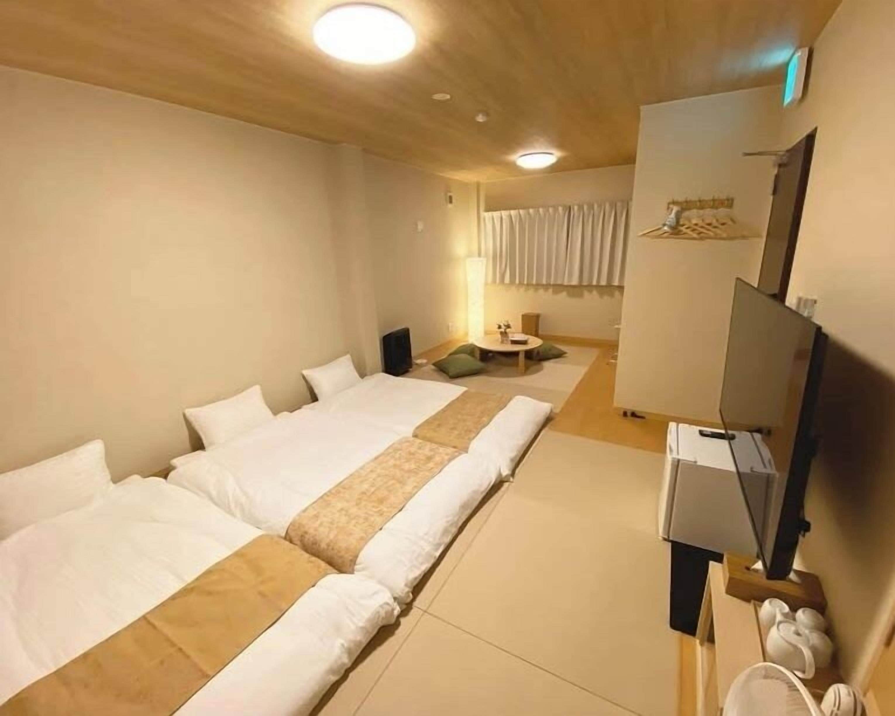 Habitació triple | Cortines opaques, wifi gratuïta i roba de llit 