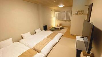 Habitación triple | Cortinas opacas, wifi gratis, ropa de cama