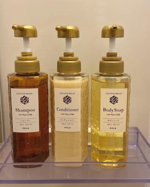 Kamar Triple | Kamar mandi | Shower, pengering rambut, sandal, dan handuk