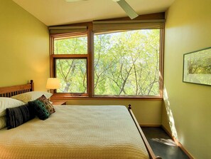 2 bedrooms, desk, WiFi, bed sheets