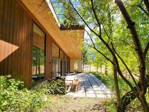 Terrace/patio - Miners Refuge - Mazama retreat with mountain views (Mazama)
