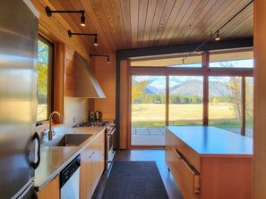 Fridge, microwave, oven, stovetop - Miners Refuge - Mazama retreat with mountain views (Mazama)