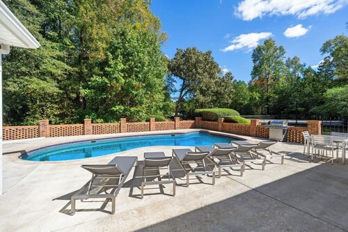 Grand Retreat: Luxury Vacation for Large Groups