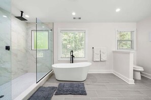 Shower, hair dryer, towels, shampoo - Grand Retreat: Luxury Vacation for Large Groups (Fayetteville)