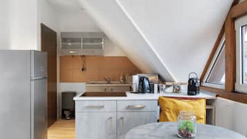 Kühlschrank, Mikrowelle, Herdplatte, Wasserkocher mit Kaffee-/Teezubehör