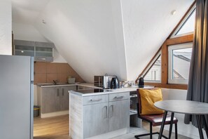 Kühlschrank, Mikrowelle, Herdplatte, Wasserkocher mit Kaffee-/Teezubehör