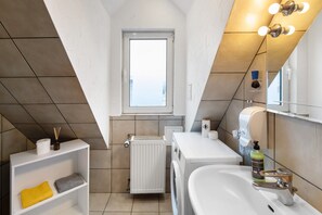 Ducha, artículos de tocador gratuitos, secador de pelo, toallas