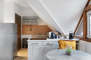 Refrigerador, microondas, placa de cocina, cafetera/tetera