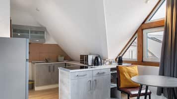 Kjøleskap, mikrobølgeovn, kokeplater og kaffetrakter/tekoker