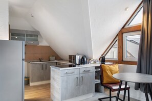 Kühlschrank, Mikrowelle, Herdplatte, Wasserkocher mit Kaffee-/Teezubehör