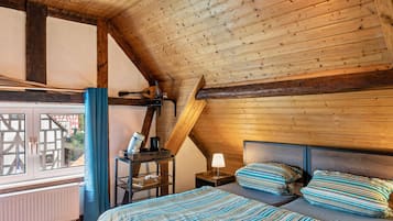8 bedrooms, iron/ironing board, free WiFi, bed sheets