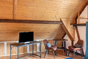 Interior - Holiday Home 'Vogelsberger Bett Köddingen' with Private Terrace, Private Garden and Wi-Fi (Feldatal)