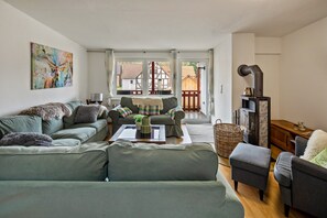 TV, fireplace - Holiday Home 'Vogelsberger Bett Köddingen' with Private Terrace, Private Garden and Wi-Fi (Feldatal)