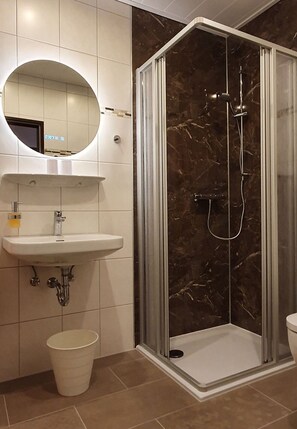 Dusche, Haartrockner, Handtücher