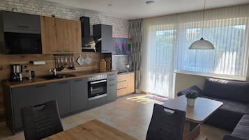 Wasserkocher mit Kaffee-/Teezubehör, Kühlschrank, Mikrowelle, Ofen