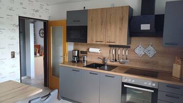 Køleskab, mikrobølgeovn, ovn, kogeplade