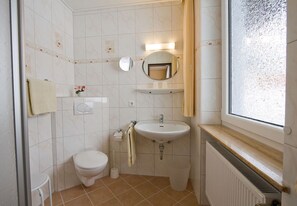 Regadera, secadora de cabello, toallas 