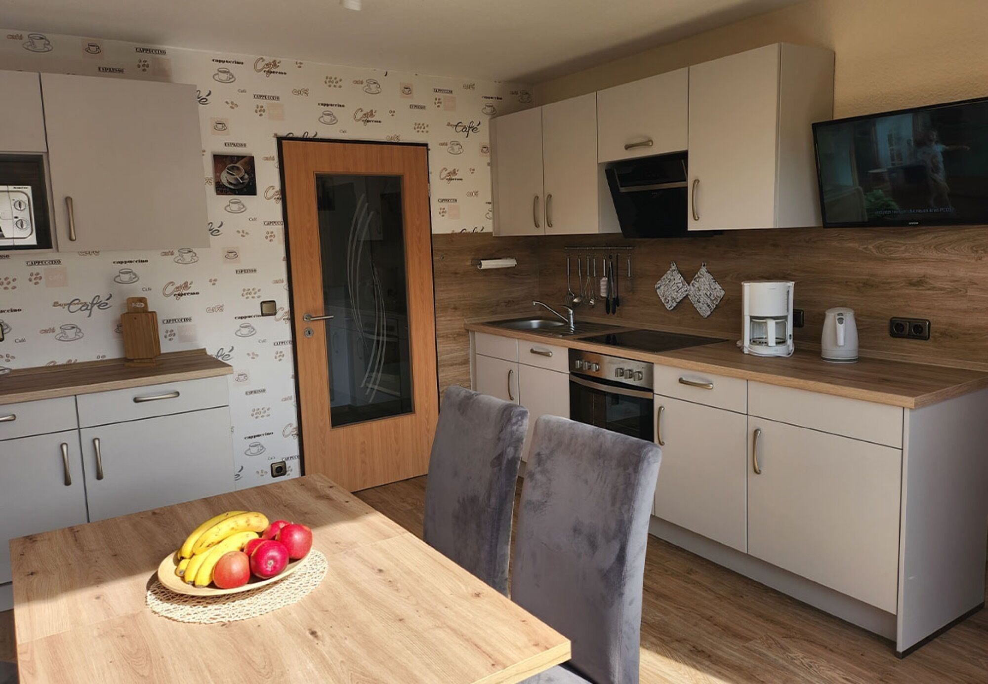 Kühlschrank, Mikrowelle, Ofen, Herdplatte