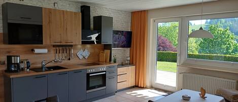 Kylskåp, mikrovågsugn, ugn och spishäll