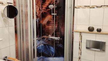 Dusche, Haartrockner, Handtücher