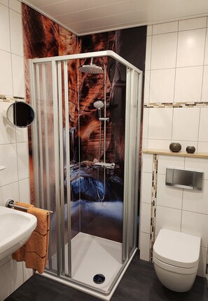 Douche, sèche-cheveux, serviettes fournies