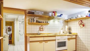 Fridge, oven, stovetop, coffee/tea maker