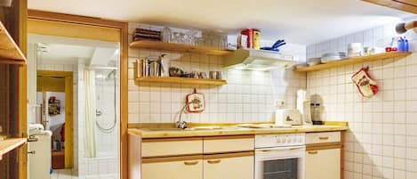 Réfrigérateur, un four, surface de cuisson, cafetiÚre-théiÚre