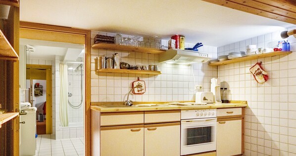 Kühlschrank, Ofen, Herdplatte, Wasserkocher mit Kaffee-/Teezubehör